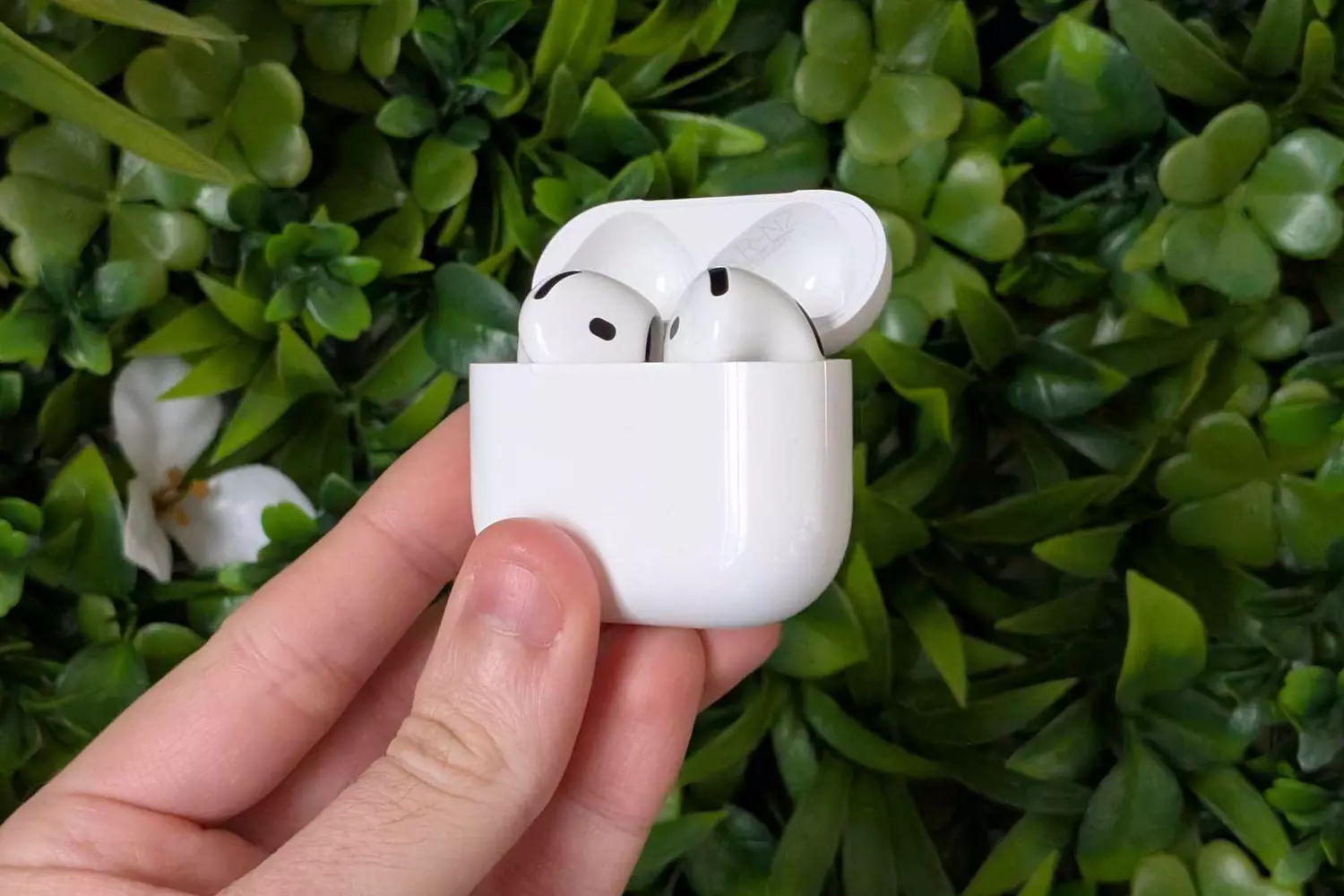AirPods : un écouteur plus fort que l’autre (causes et solutions)